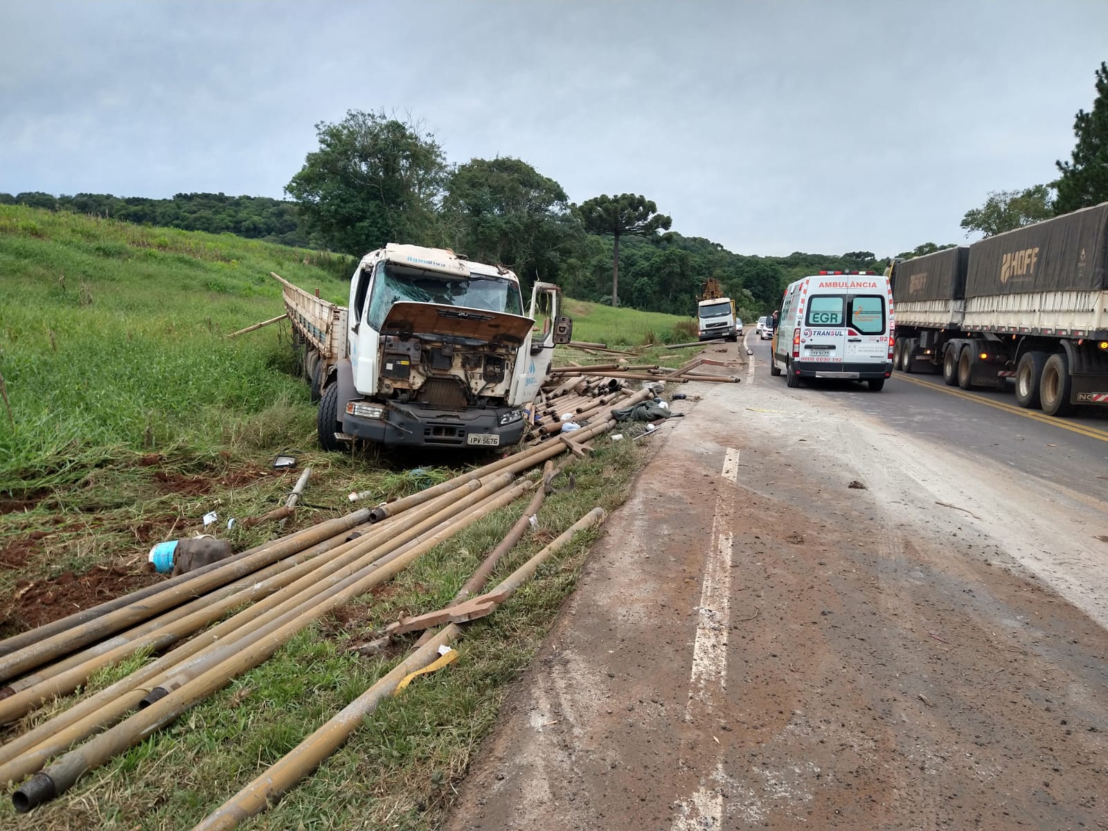 Acidente entre caminhão e automóvel deixa condutor ferido na RS 135 ...